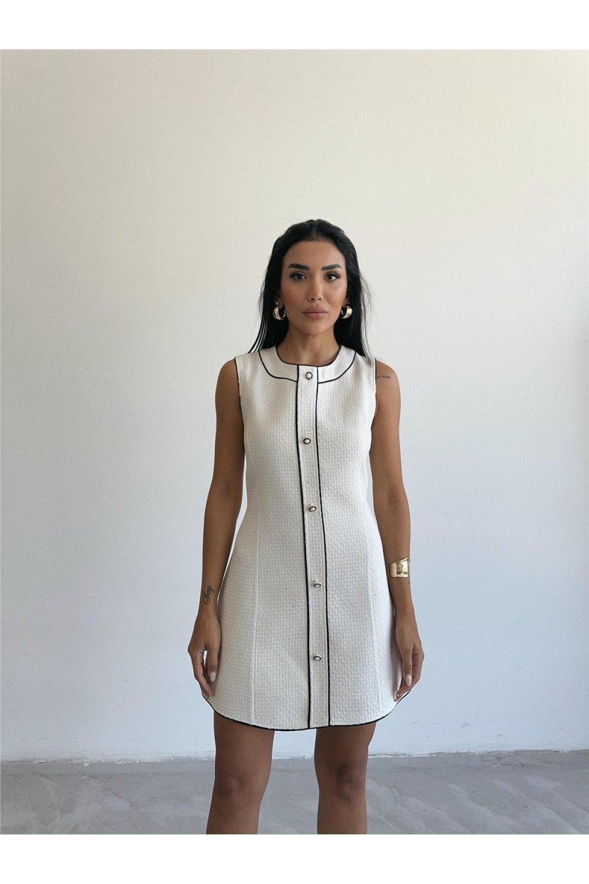 CHANEL KUMAŞ KISA ÖNDEN DÜĞMELİ ELBİSE - Beyaz