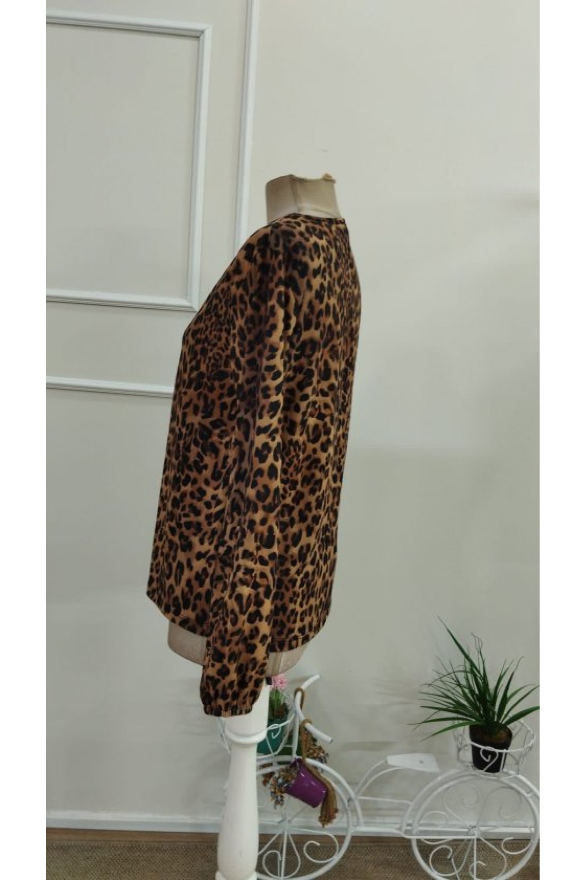 Kadın Uzun Kollu V Yakalı önden Pileli Leopar Desenli Süprem Bluz, 37346