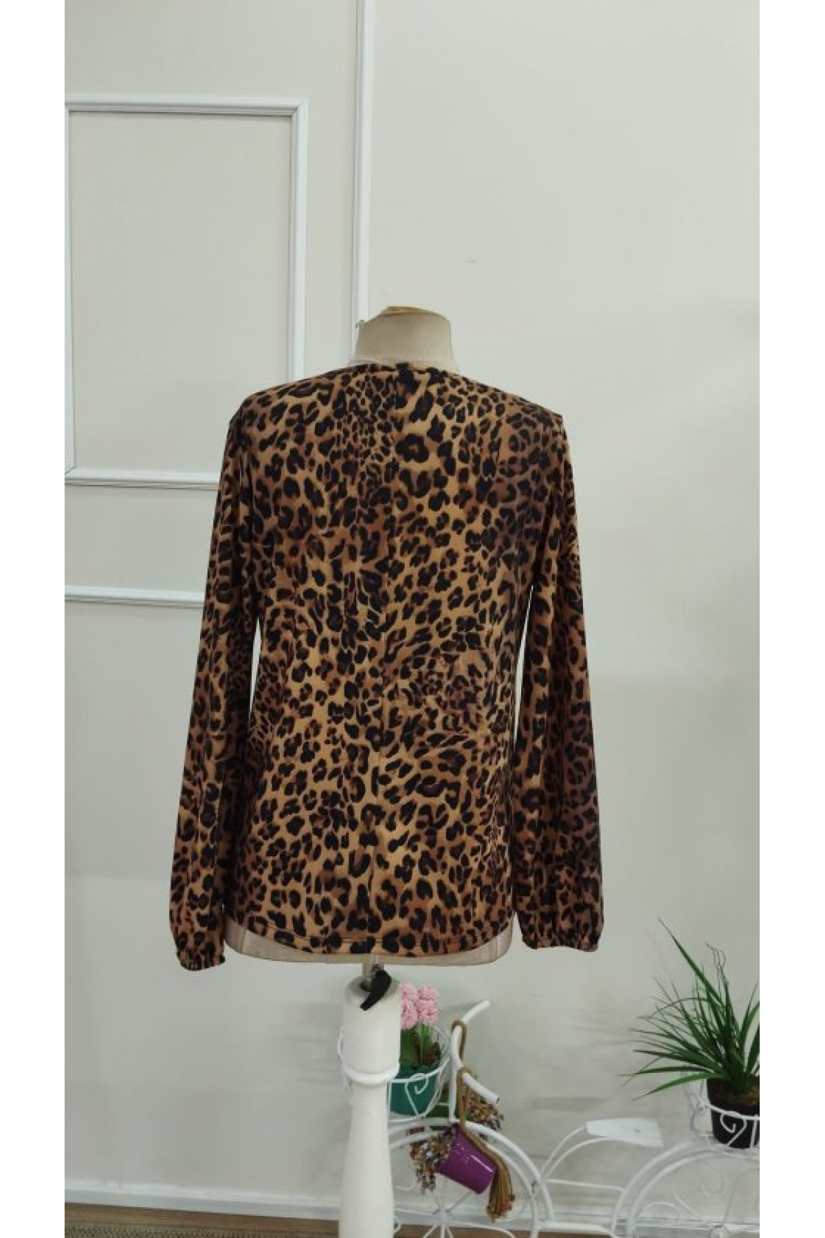 Kadın Uzun Kollu V Yakalı önden Pileli Leopar Desenli Süprem Bluz, 37346