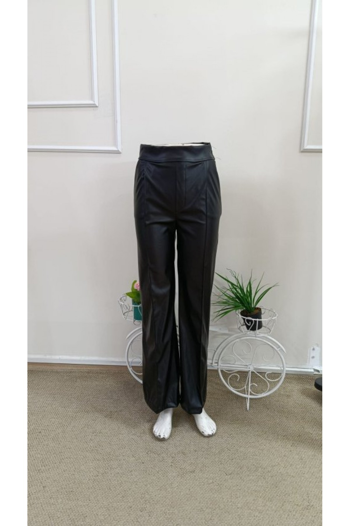 Kadın Yüksek Bel Cepli Paçaya Doğru Hafif Geniş Deri Pantolon, 37373