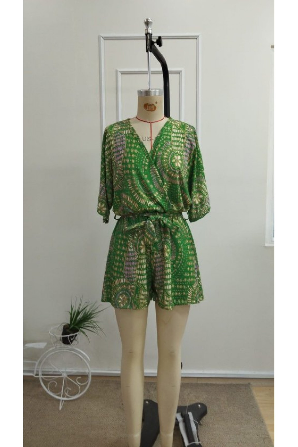 Kadın Kısa Kollu Kruvaze Yakalı Belden Kuşaklı Desenli Kısa Süprem Tulum, 33084