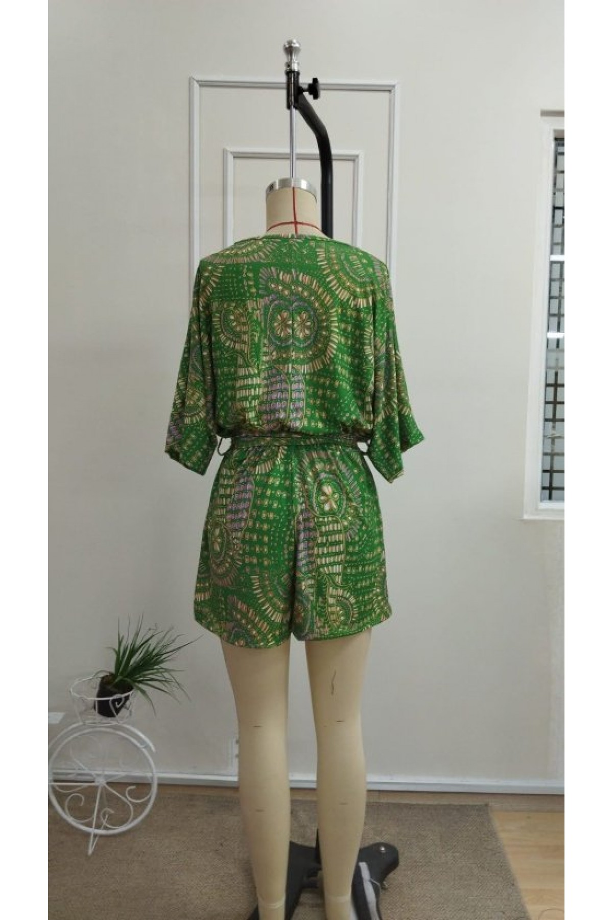 Kadın Kısa Kollu Kruvaze Yakalı Belden Kuşaklı Desenli Kısa Süprem Tulum, 33084