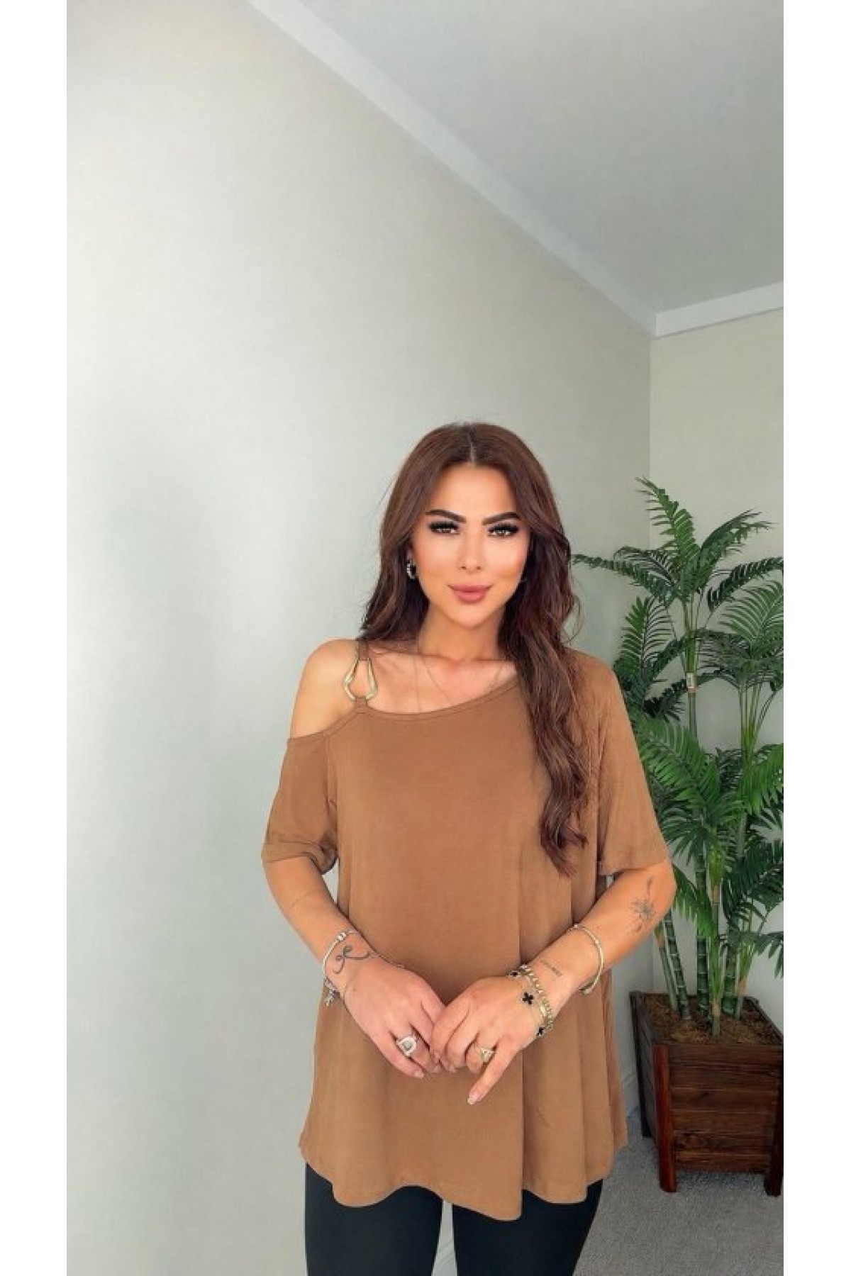 Kadın Kısa Kollu Tek Omuzdan Askılı Toka Detaylı Viskon Bluz, 36531