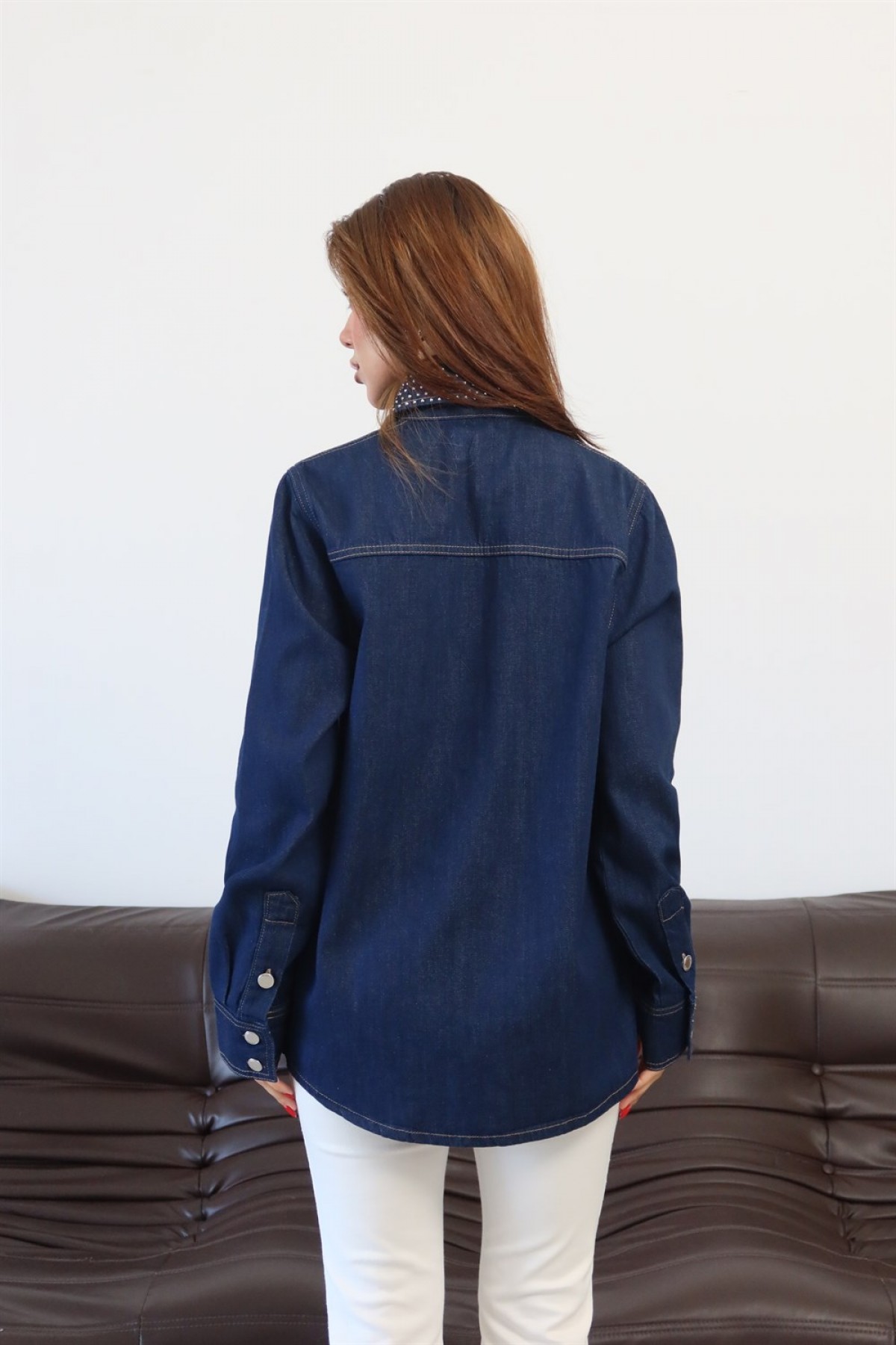 Kadın Yaka Cep Taş Detaylı Rinse Denim Gömlek