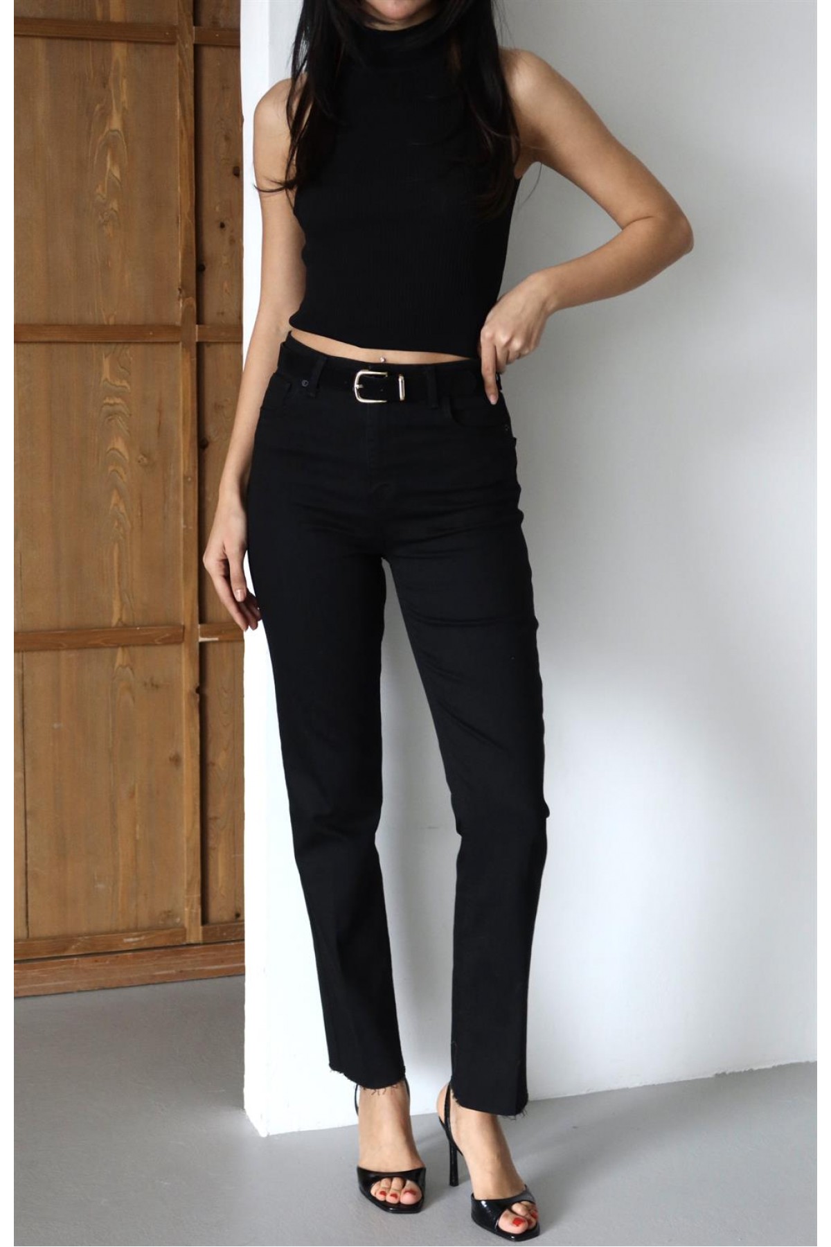 Yüksek Bel Paça Kesik Detaylı Siyah Kemerli Jean Pantolon