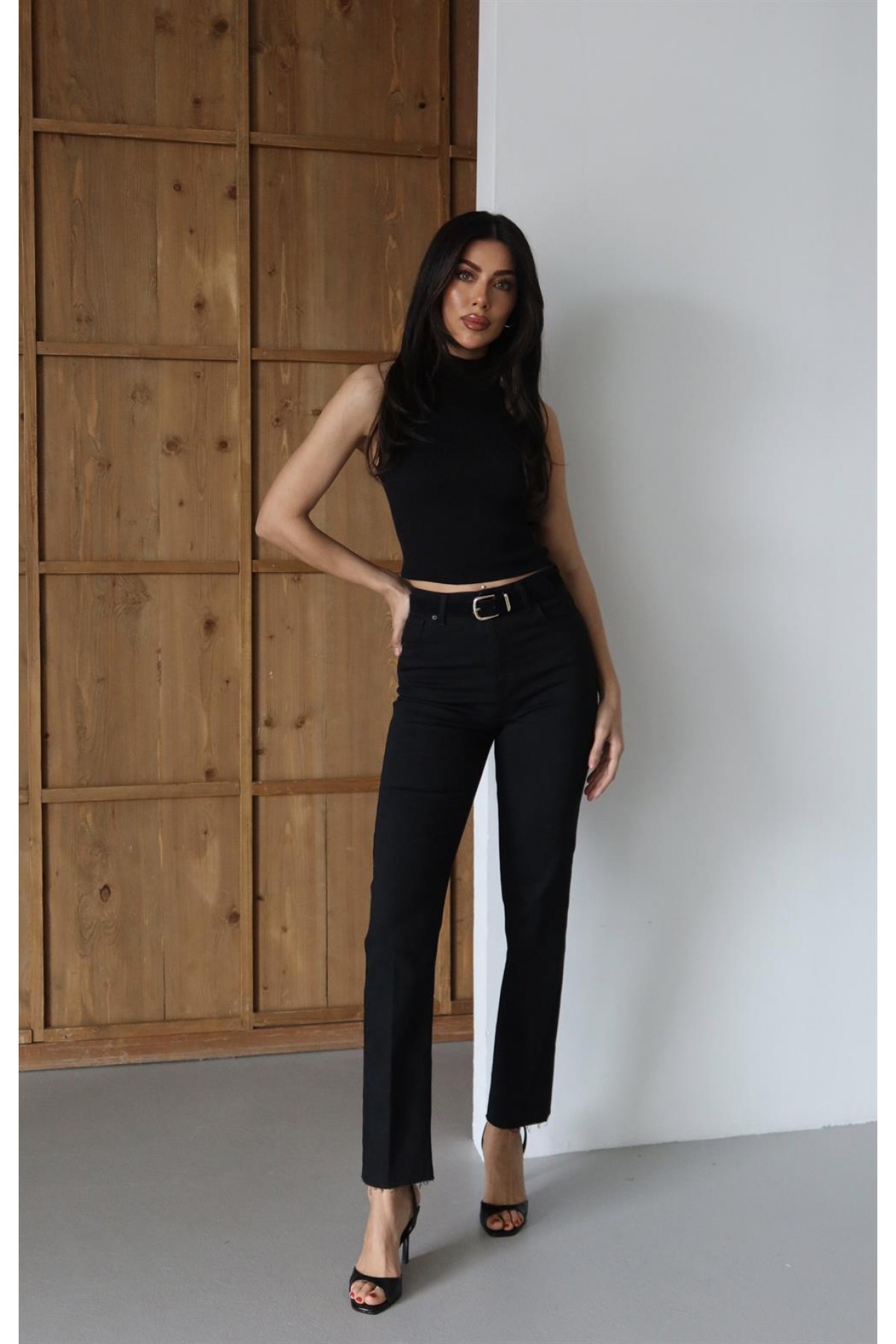 Yüksek Bel Paça Kesik Detaylı Siyah Kemerli Jean Pantolon