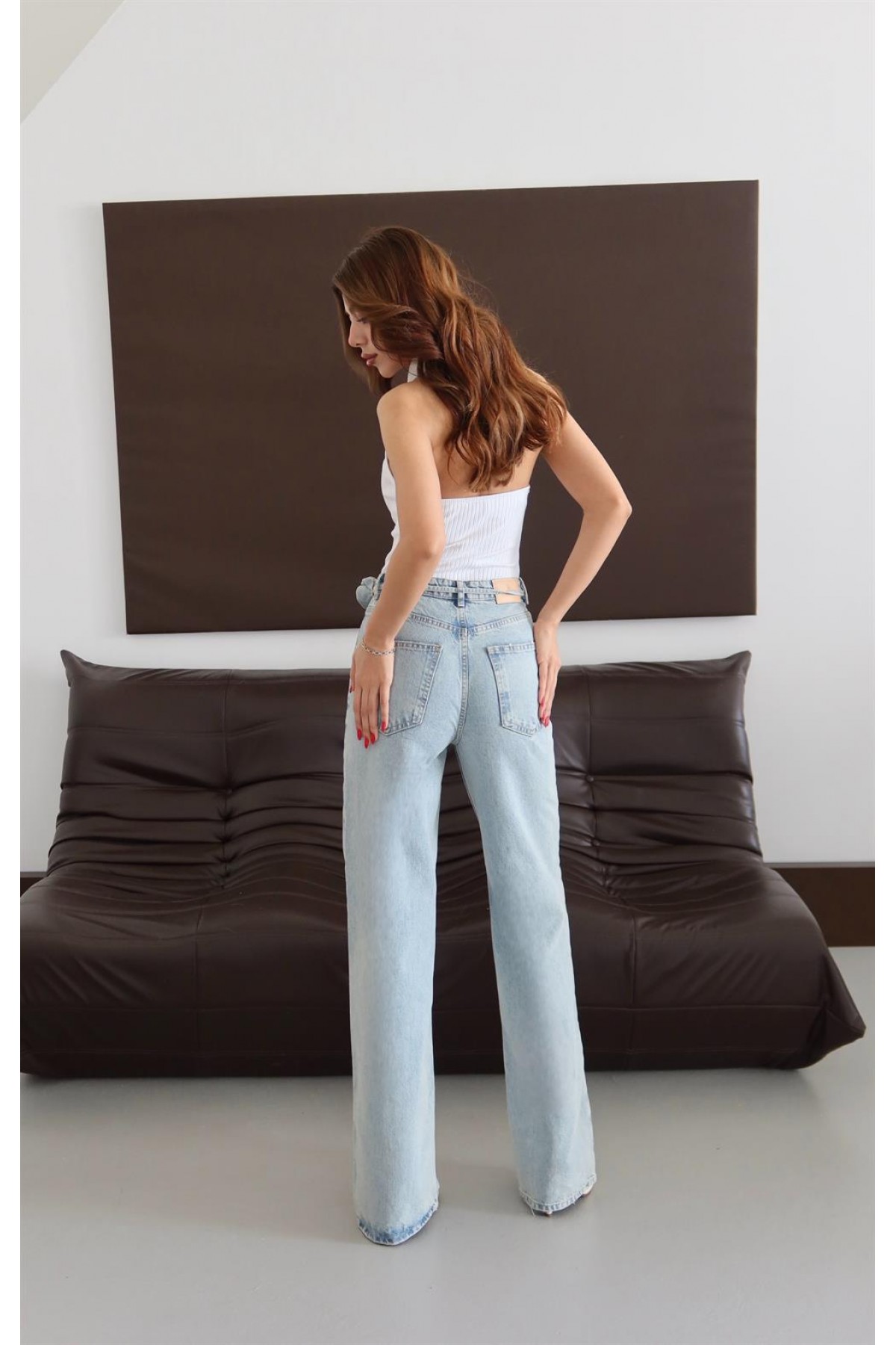 Yüksek Bel Kemer Kuşak ve Gül Çiçek Broş Detaylı Blue Tint Jean Pantolon