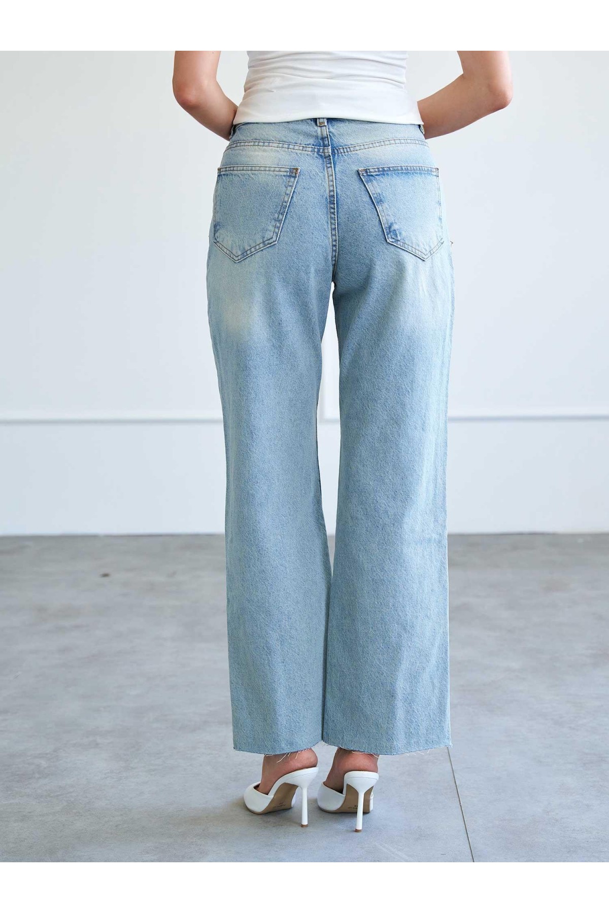 031666 Düz Paça Orta Bel Jeans
