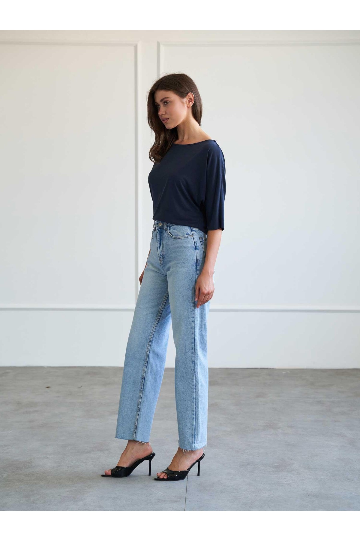 031666 Düz Paça Orta Bel Jeans
