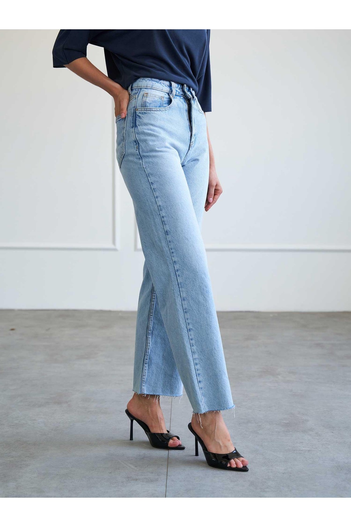 031666 Düz Paça Orta Bel Jeans