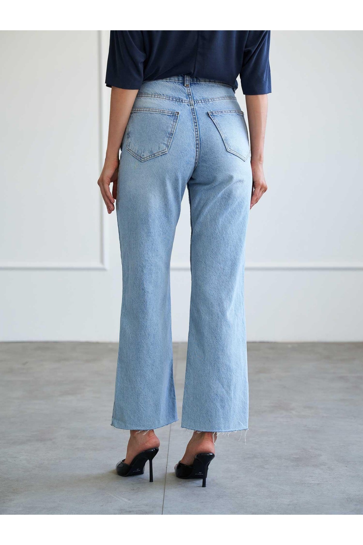 031666 Düz Paça Orta Bel Jeans