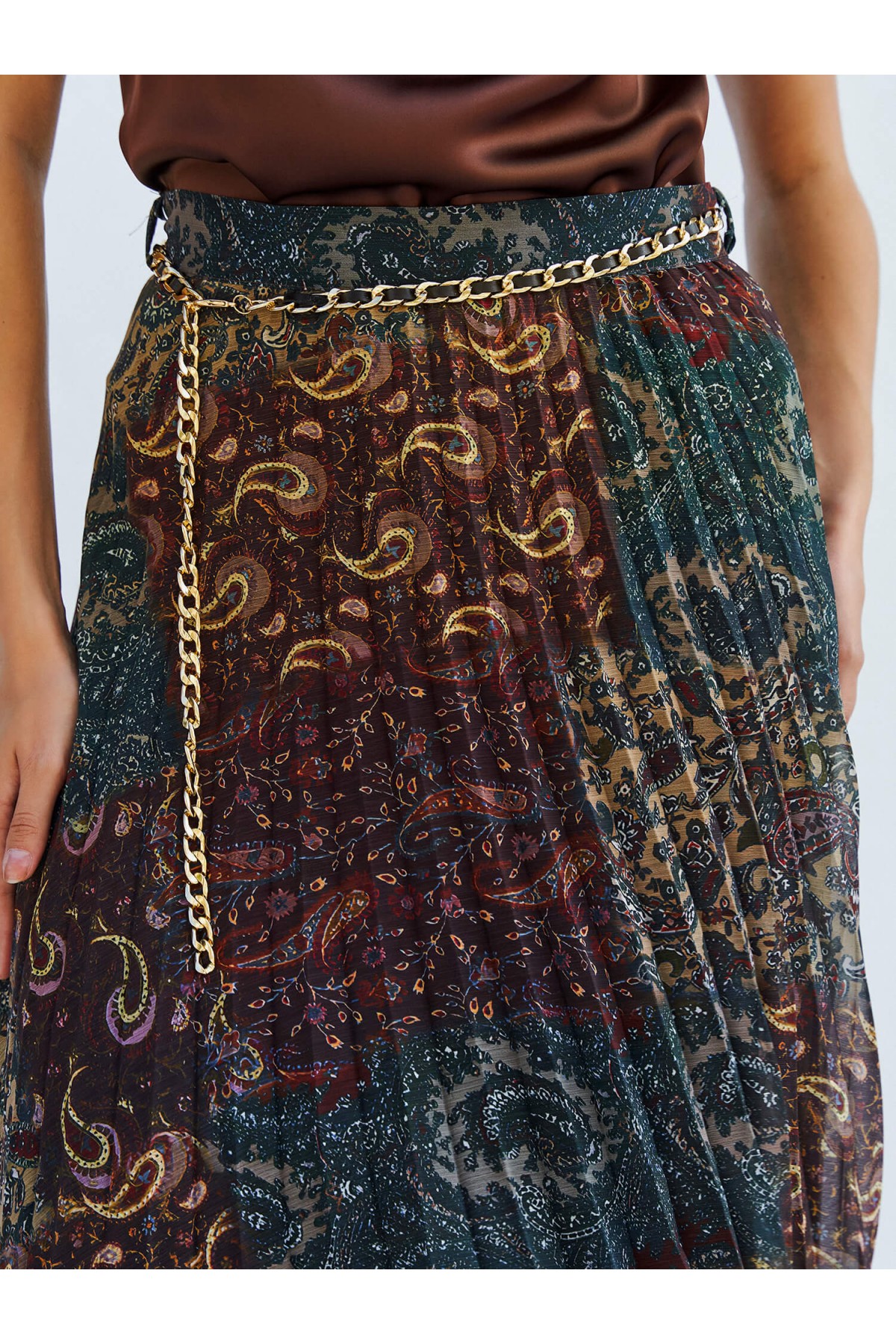 041110 Pleated Skirt with Chain Belt