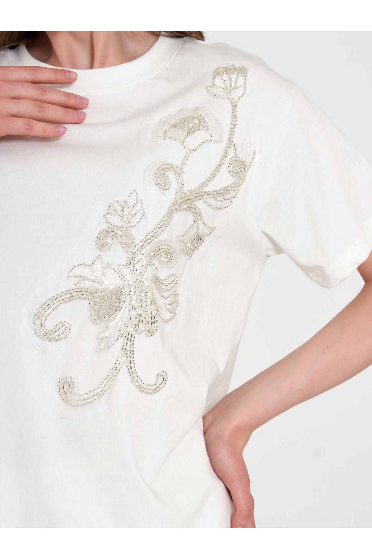 050741 T132 Bisiklet Yaka Boncuk Baskılı T-shirt