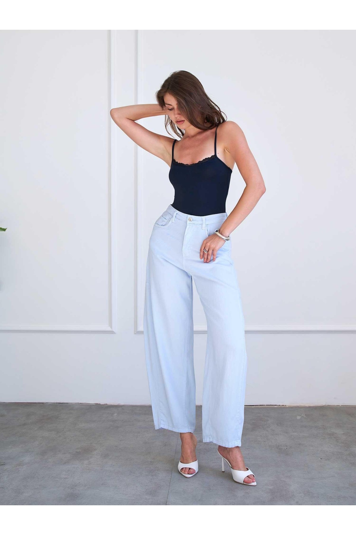 071912 Dantel Detaylı Bodysuit