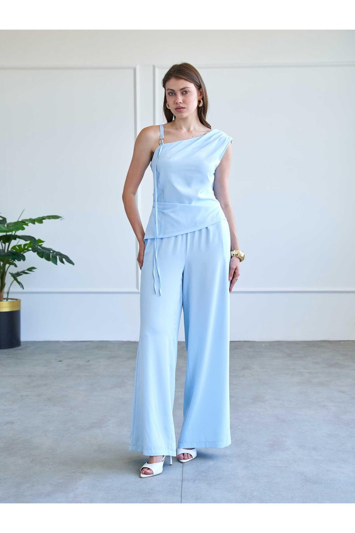 071929 Asimetrik Drapeli Toka Detayl Bluz