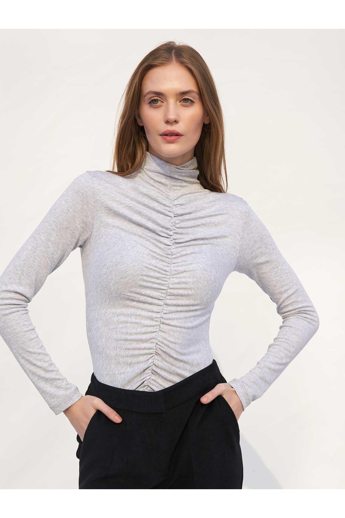 072045 Önü Büzgülü Boğazlı Body
