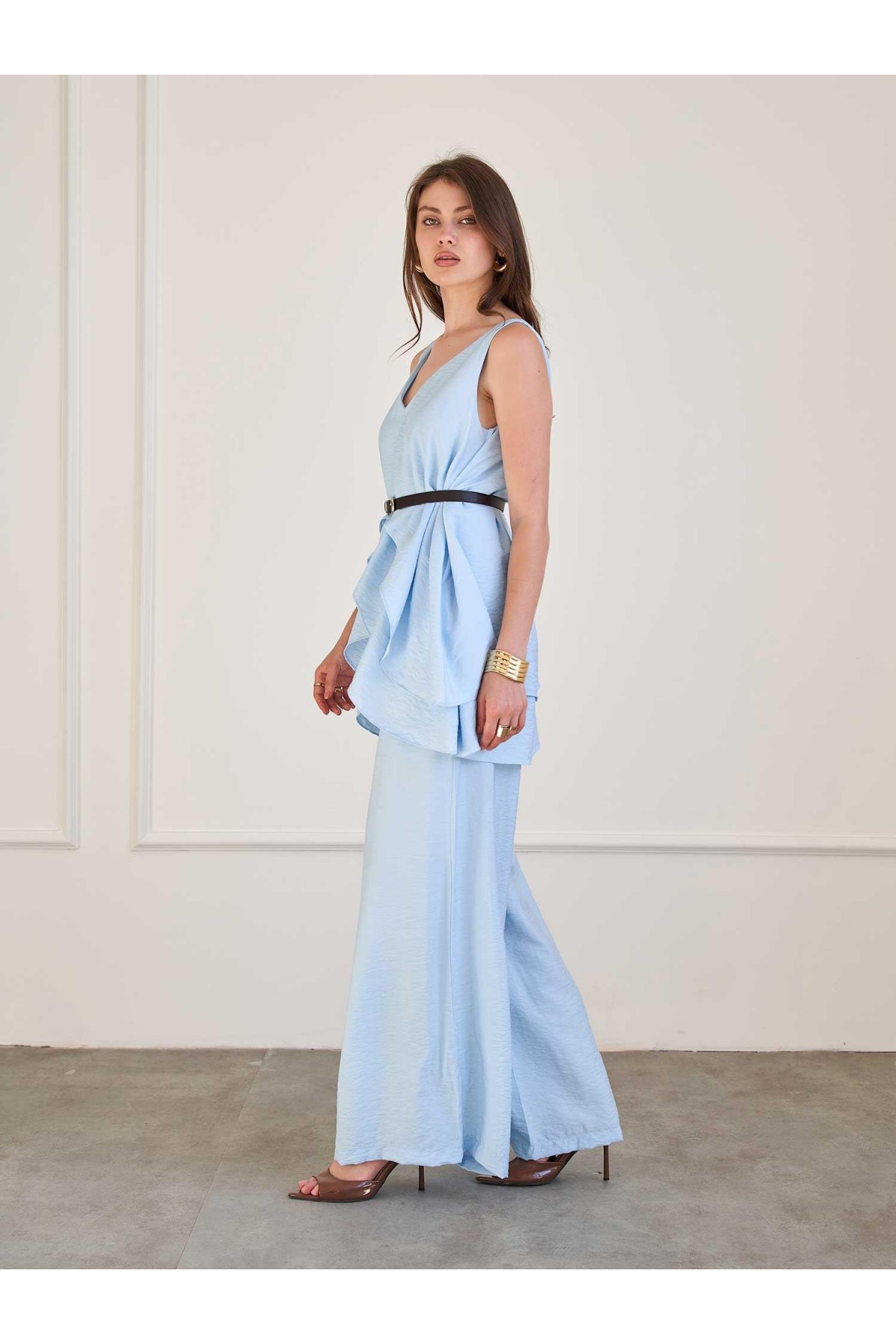 220664 Asimetrik Kesim Kemerli Bluz ve Pantolon Takım
