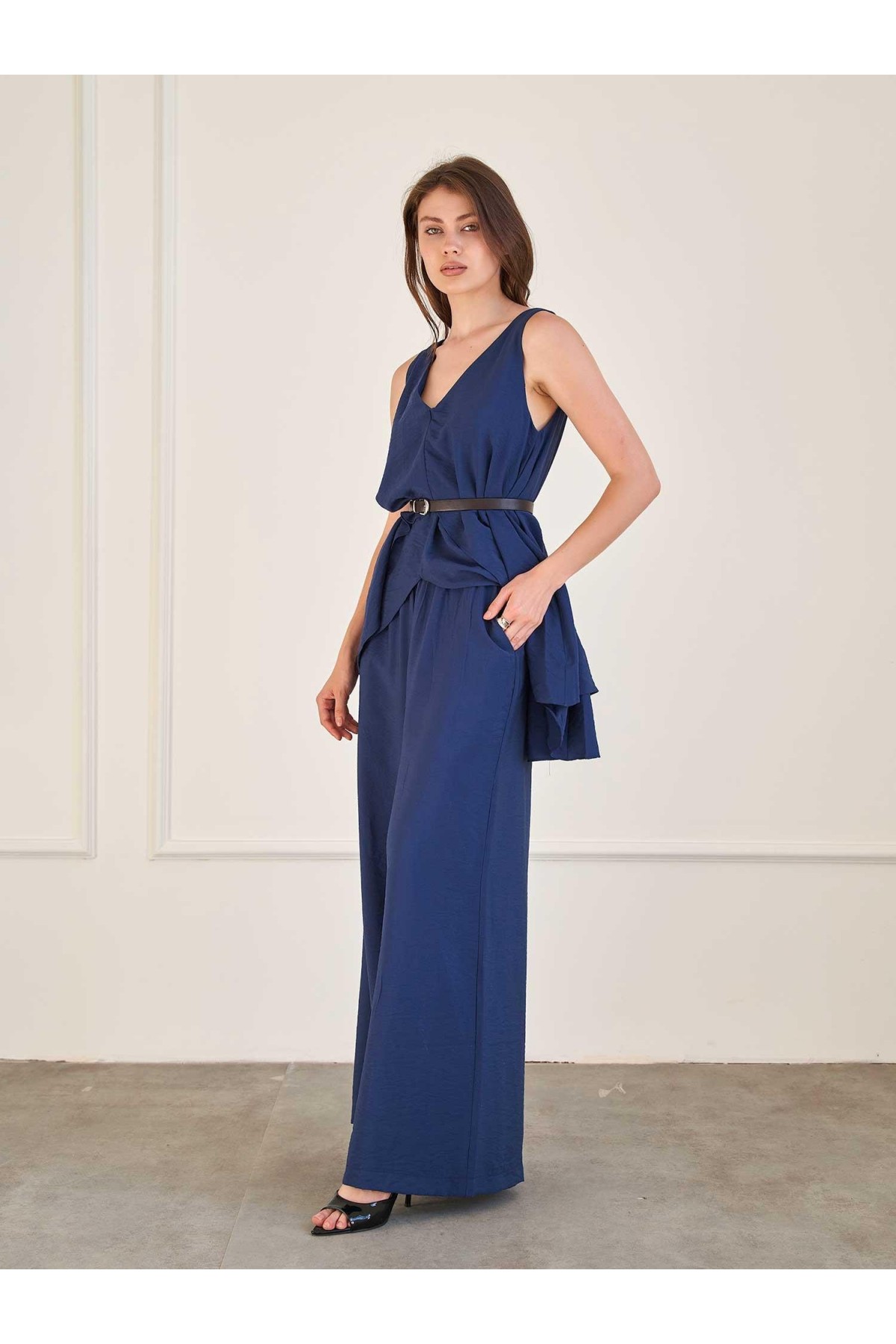 220664 Asimetrik Kesim Kemerli Bluz ve Pantolon Takım