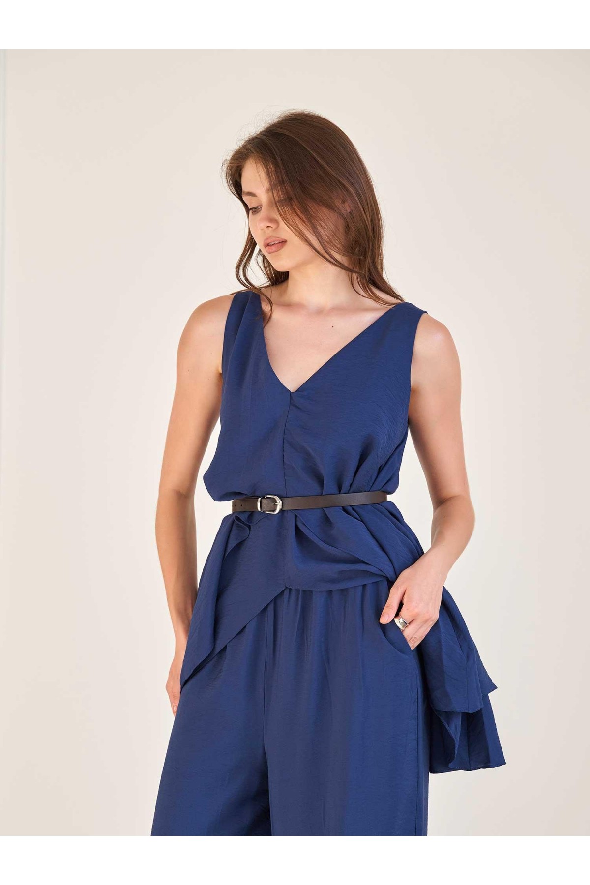 220664 Asimetrik Kesim Kemerli Bluz ve Pantolon Takım