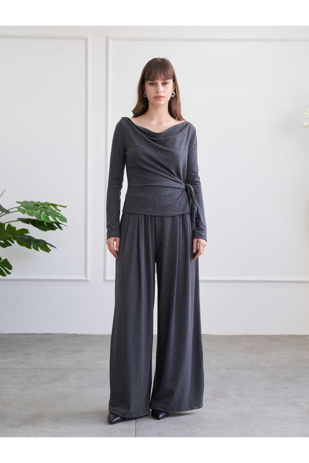 220721 Drape Detaylı Pantolonlu Örme Takım