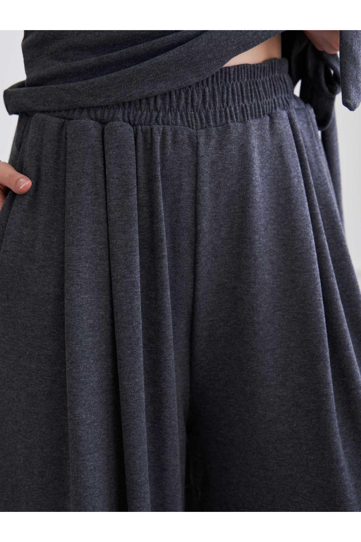220721 Drape Detaylı Pantolonlu Örme Takım