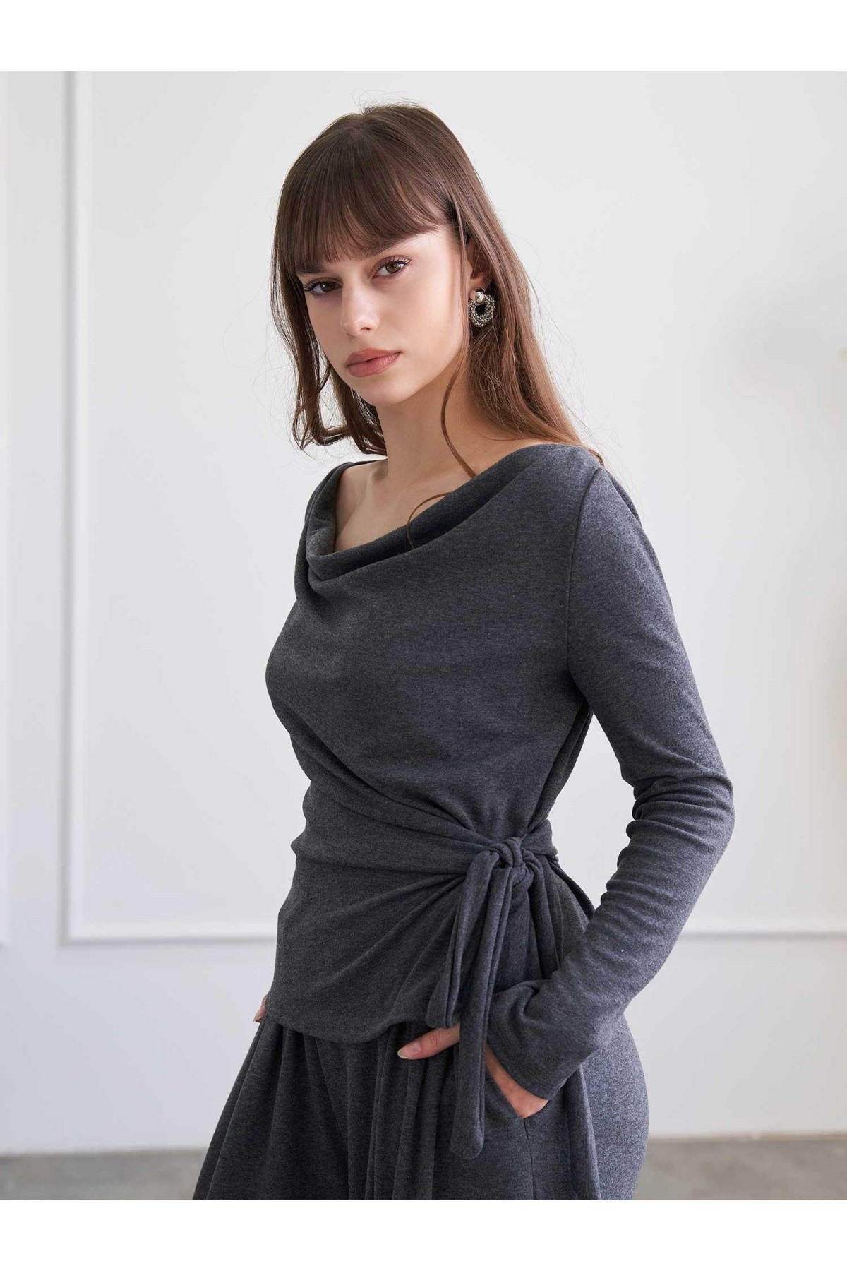 220721 Drape Detaylı Pantolonlu Örme Takım