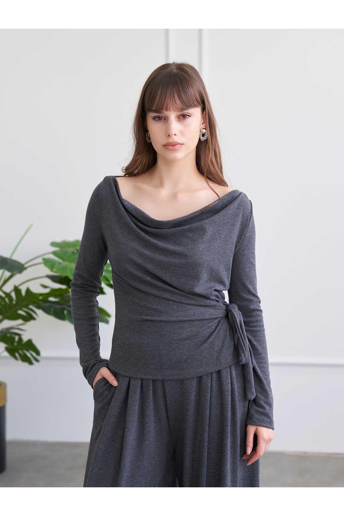 220721 Drape Detaylı Pantolonlu Örme Takım