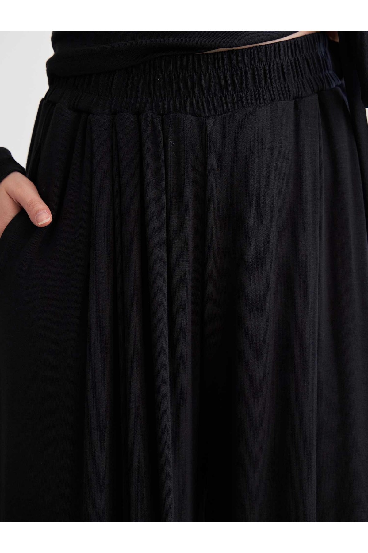 220721 Drape Detaylı Pantolonlu Örme Takım