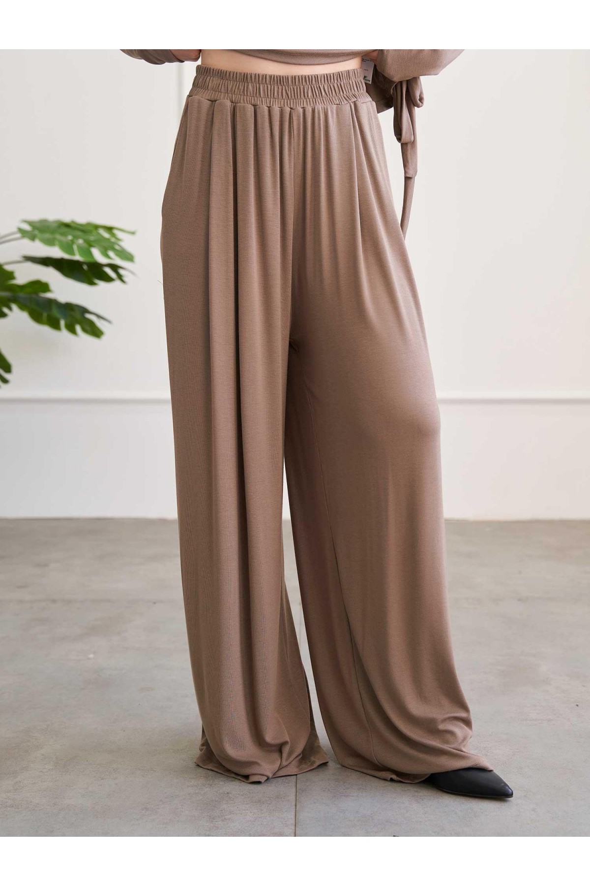 220721 Drape Detaylı Pantolonlu Örme Takım