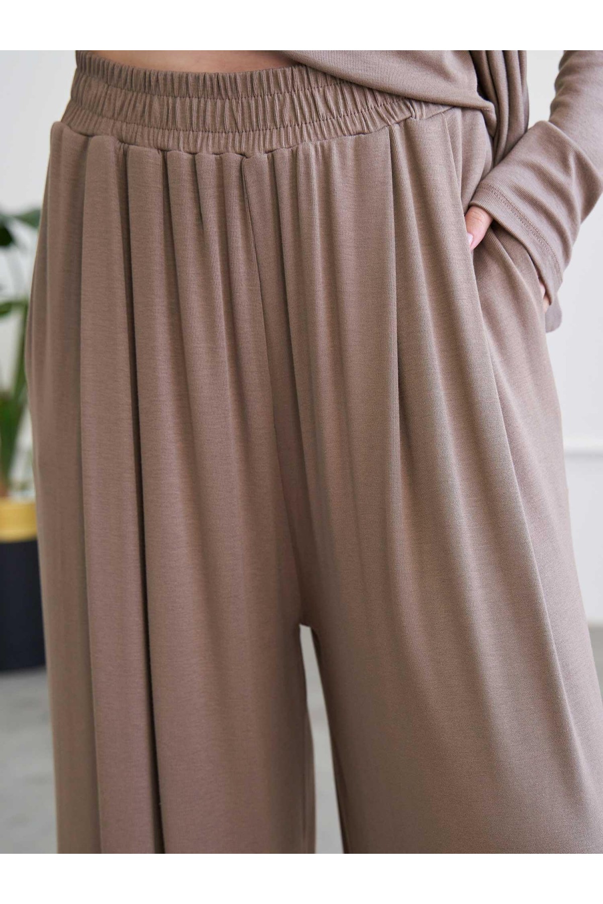 220721 Drape Detaylı Pantolonlu Örme Takım