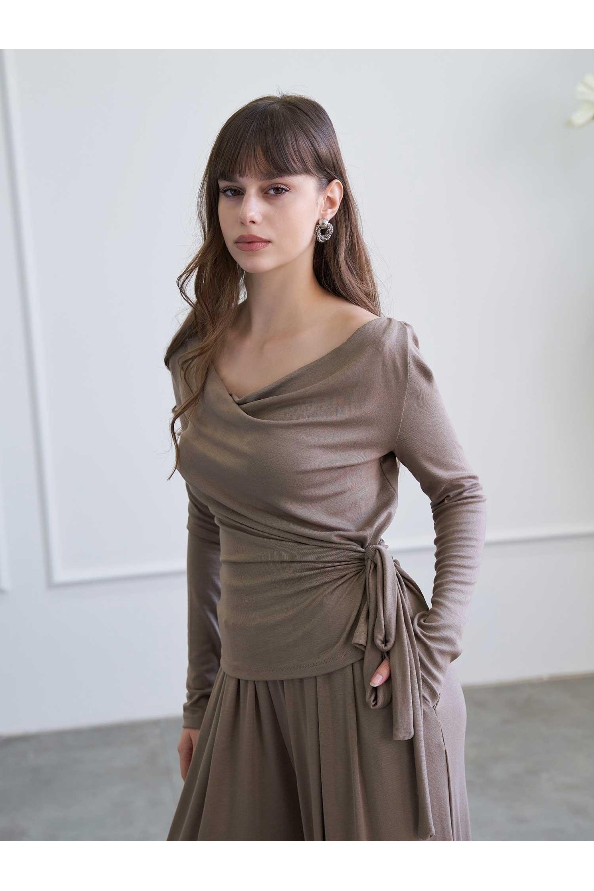 220721 Drape Detaylı Pantolonlu Örme Takım