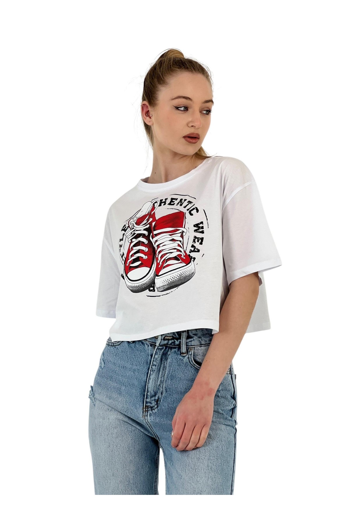 تي شيرت نسائي أبيض قصير الأكمام مطبوع كبير الحجم