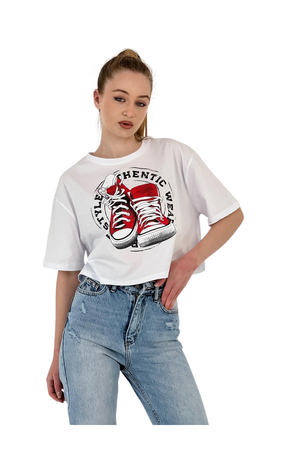 تي شيرت نسائي أبيض قصير الأكمام مطبوع كبير الحجم