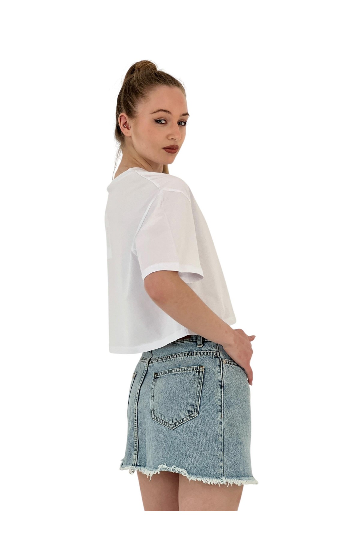 تي شيرت نسائي قصير مطبوع عليه نص كبير الحجم