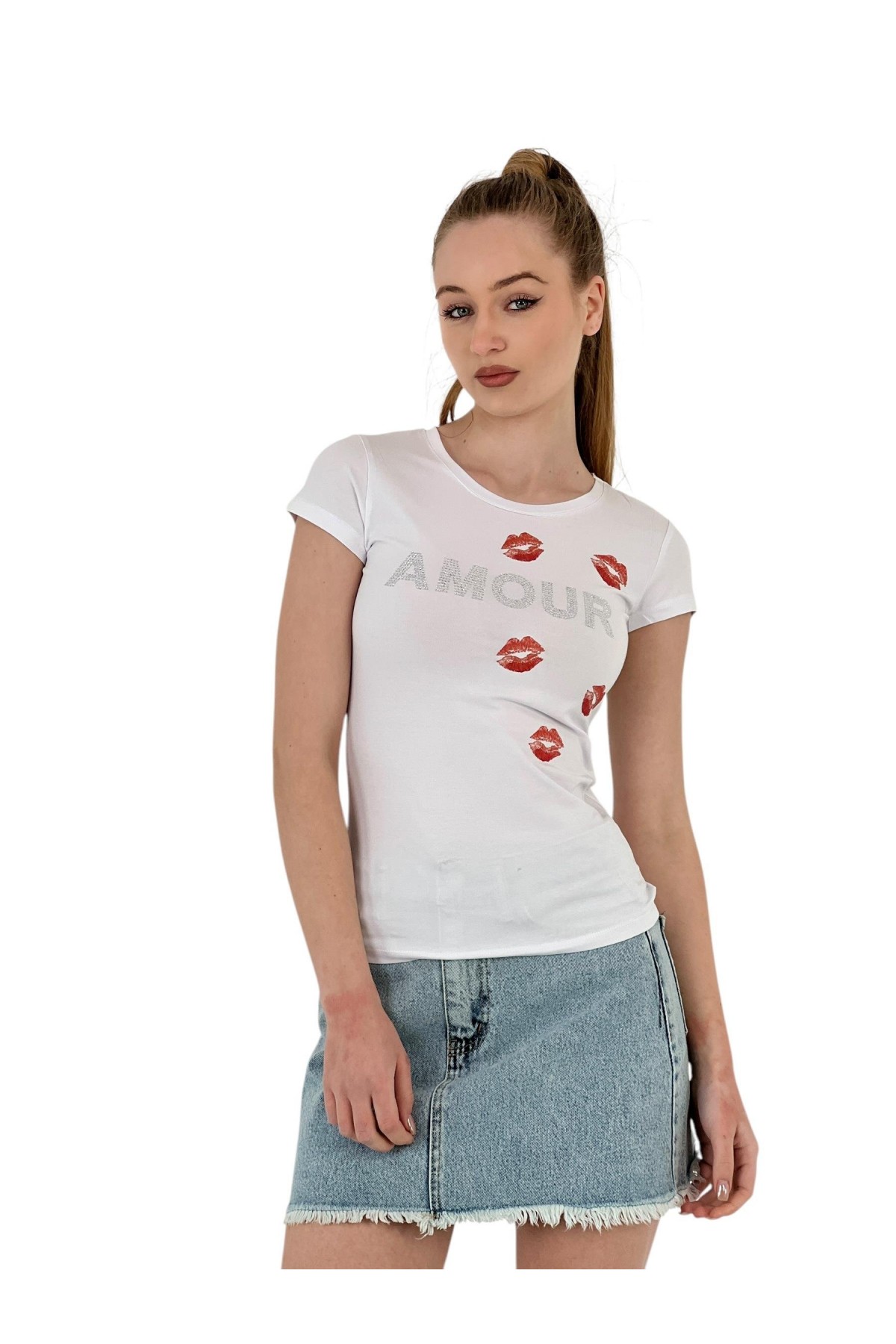 تي شيرت نسائي ضيق بأكمام قصيرة ومُكتوب عليه Kissed Stoned باللون الأبيض