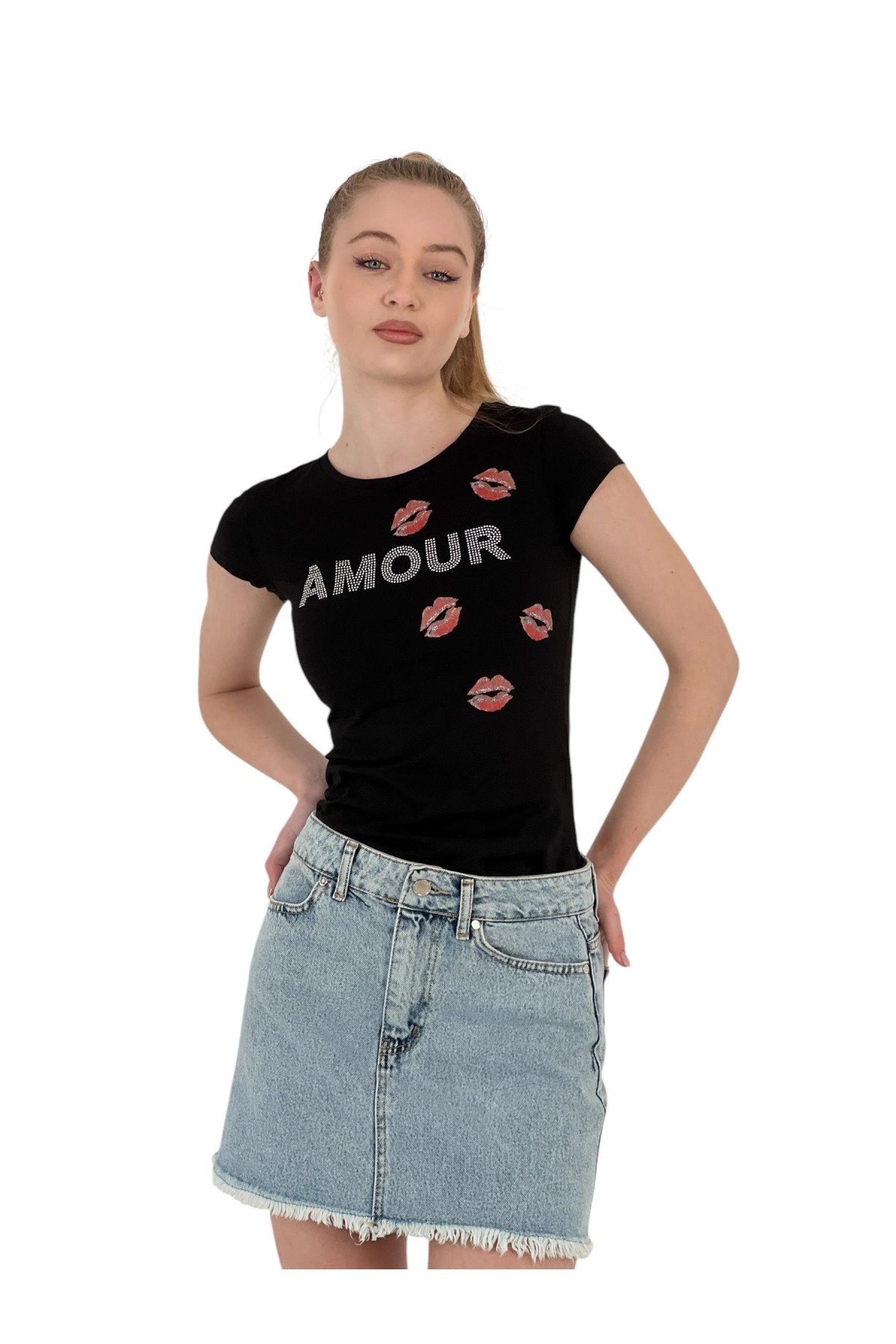 تي شيرت نسائي ضيق بأكمام قصيرة ومُكتوب عليه Kissed Stoned باللون الأبيض