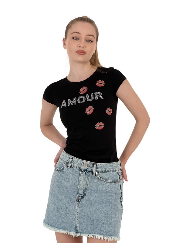 تي شيرت نسائي ضيق بأكمام قصيرة ومُكتوب عليه Kissed Stoned باللون الأبيض