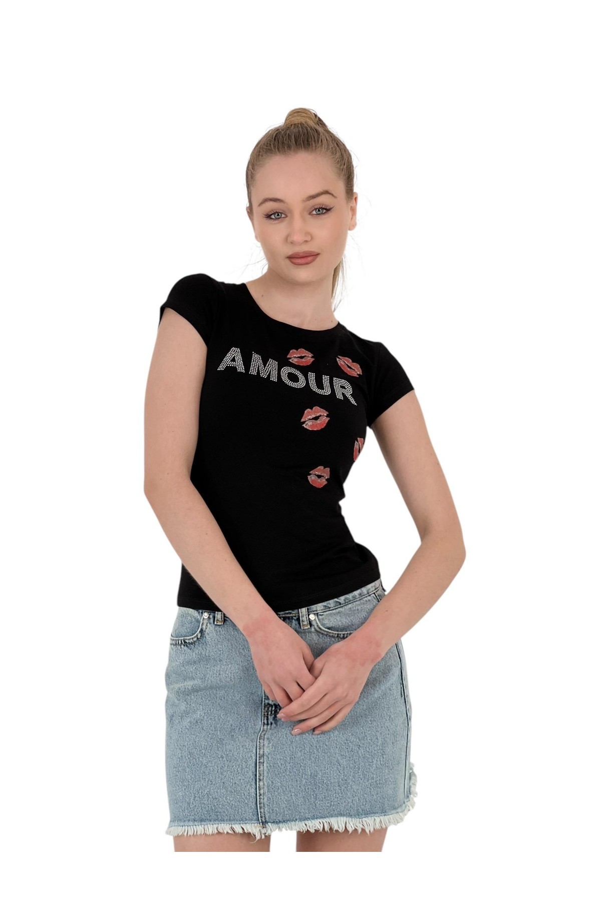 تي شيرت نسائي ضيق بأكمام قصيرة ومُكتوب عليه Kissed Stoned باللون الأبيض