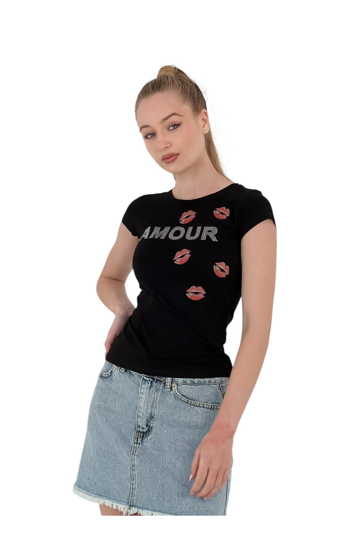 تي شيرت نسائي ضيق بأكمام قصيرة ومُكتوب عليه Kissed Stoned باللون الأبيض