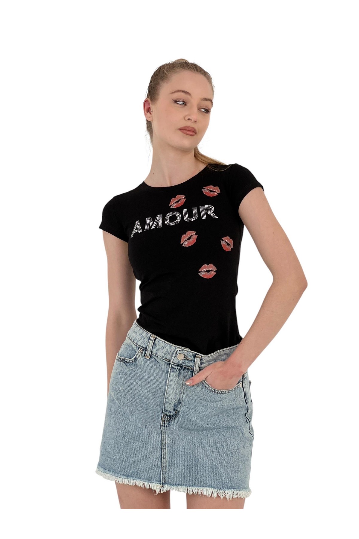 تي شيرت نسائي ضيق بأكمام قصيرة ومُكتوب عليه Kissed Stoned باللون الأبيض