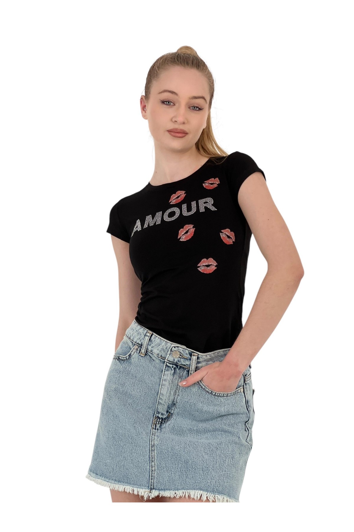 تي شيرت نسائي ضيق بأكمام قصيرة ومُكتوب عليه Kissed Stoned باللون الأبيض