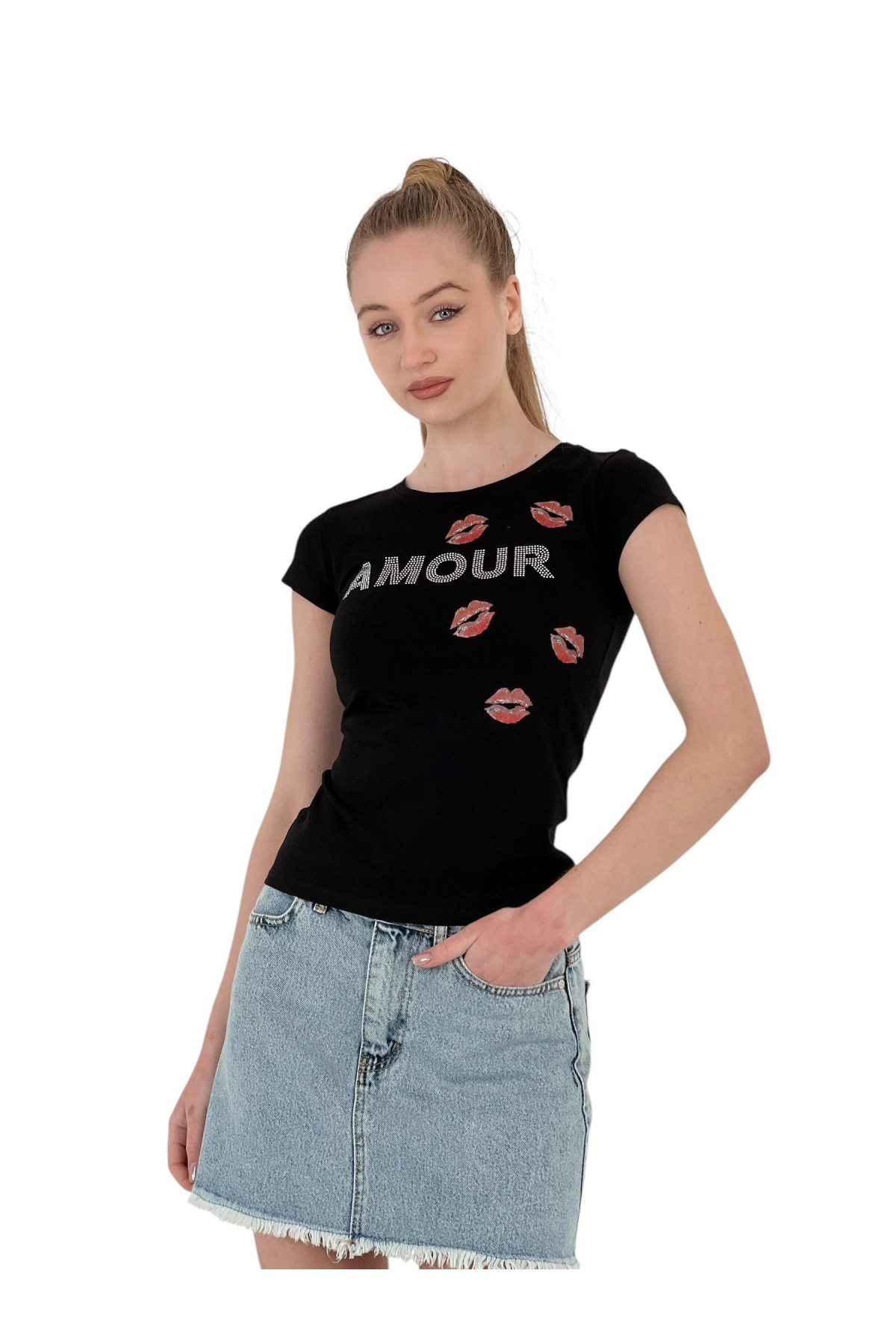 تي شيرت نسائي ضيق بأكمام قصيرة ومُكتوب عليه Kissed Stoned باللون الأبيض