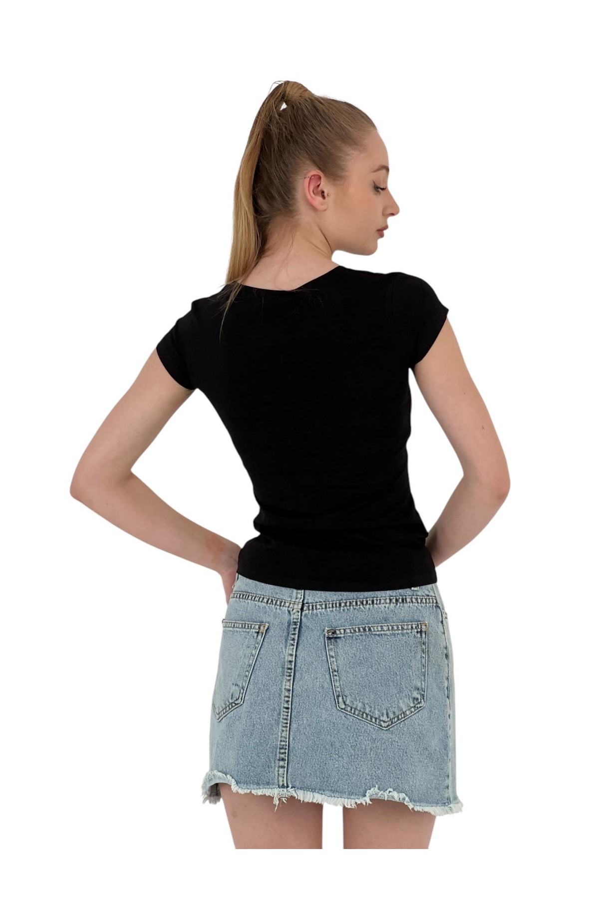 تي شيرت نسائي ضيق بأكمام قصيرة ومُكتوب عليه Kissed Stoned باللون الأبيض