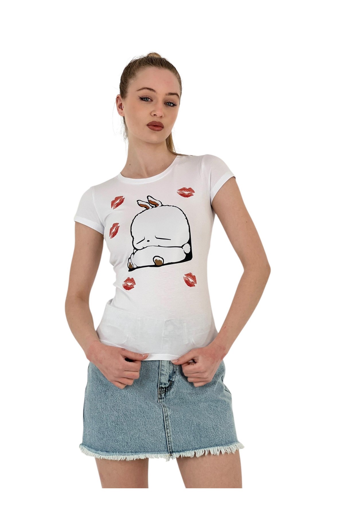 تي شيرت نسائي ضيق بأكمام قصيرة مطبوع عليه أرنب باللون الأسود