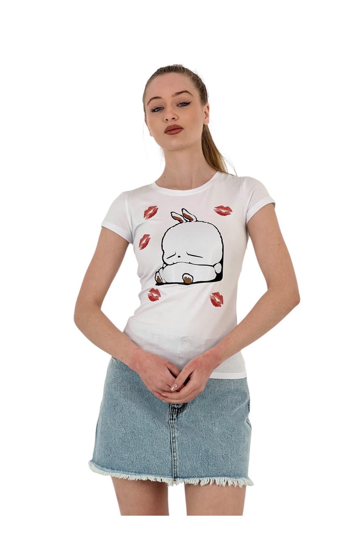 تي شيرت نسائي ضيق بأكمام قصيرة مطبوع عليه أرنب باللون الأسود