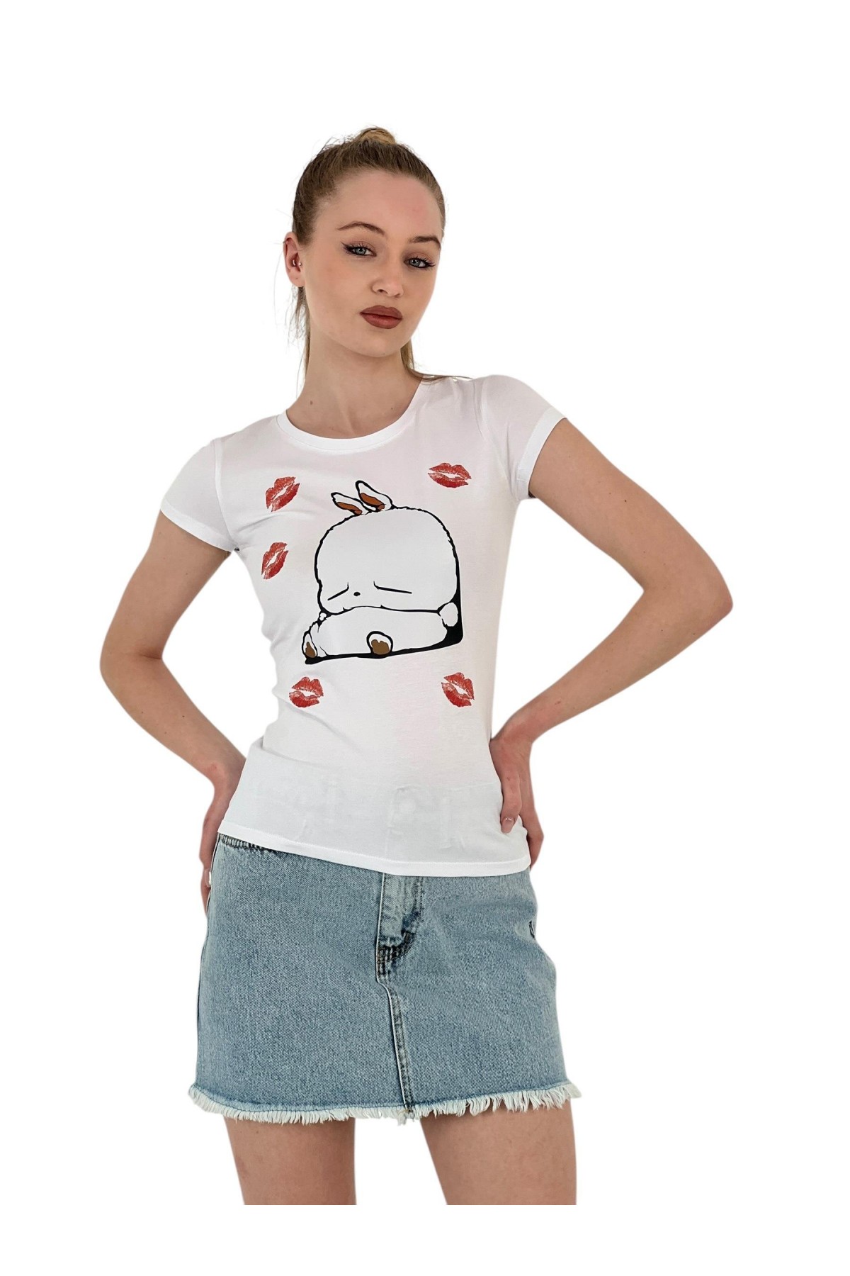 تي شيرت نسائي ضيق بأكمام قصيرة مطبوع عليه أرنب باللون الأسود