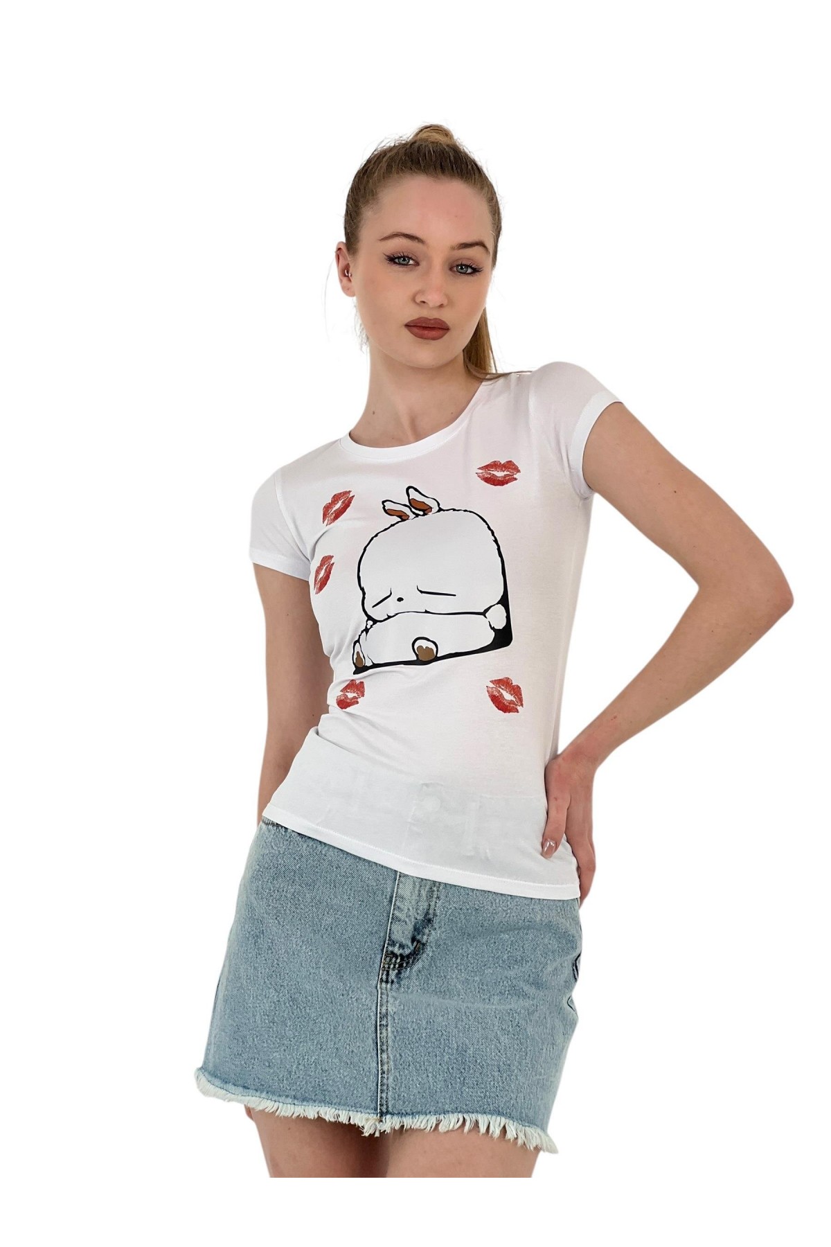 تي شيرت نسائي ضيق بأكمام قصيرة مطبوع عليه أرنب باللون الأسود