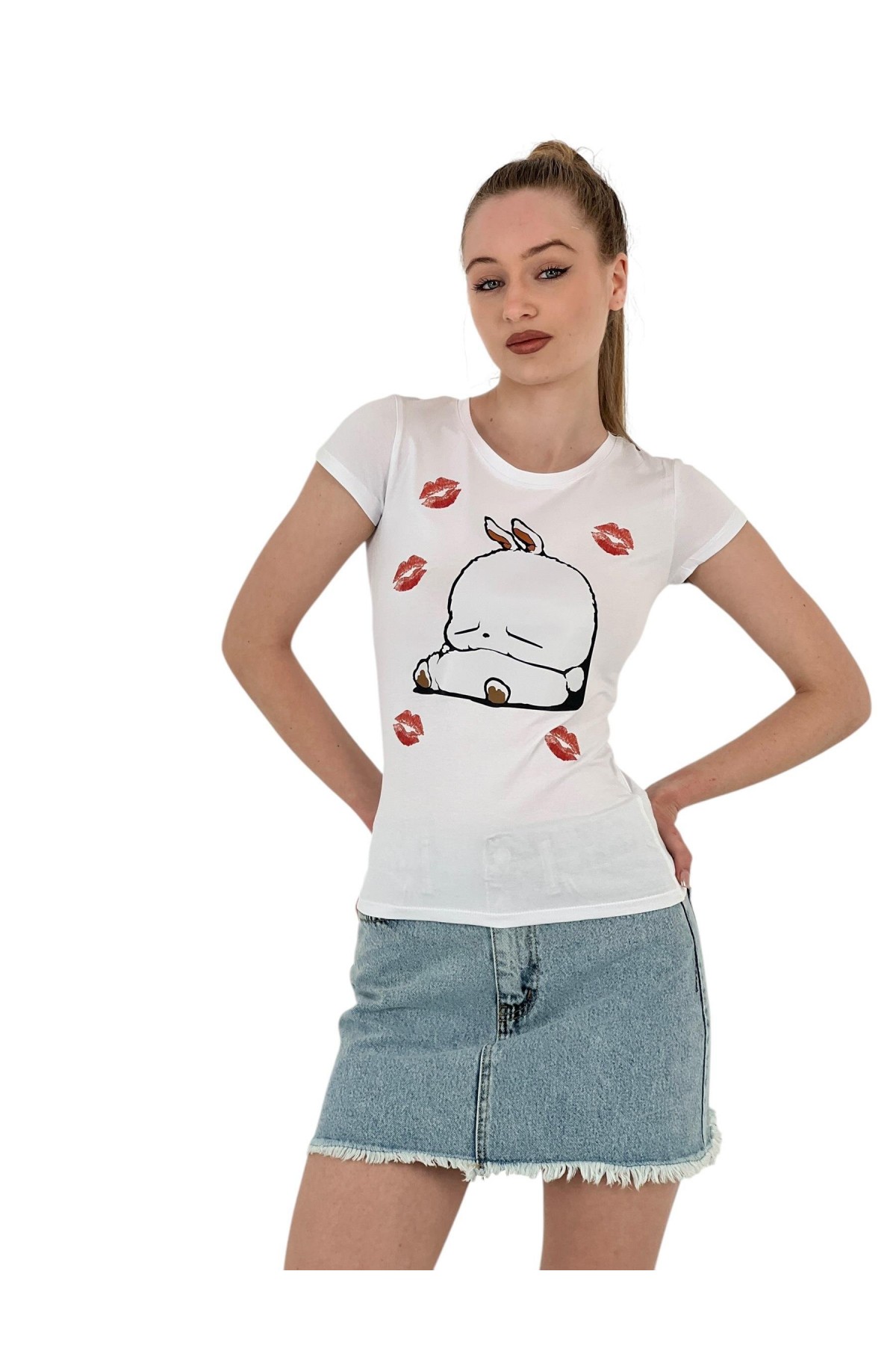 تي شيرت نسائي ضيق بأكمام قصيرة مطبوع عليه أرنب باللون الأسود