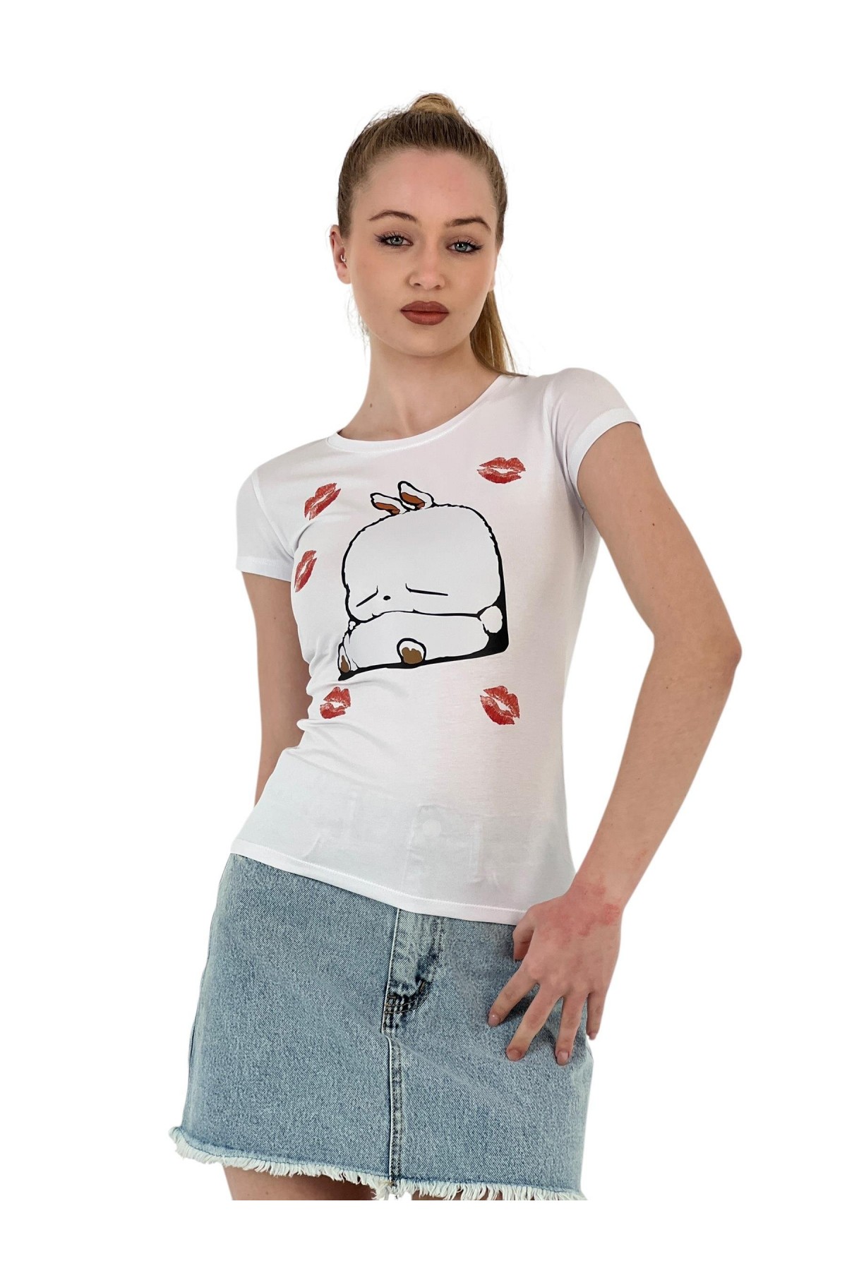 تي شيرت نسائي ضيق بأكمام قصيرة مطبوع عليه أرنب باللون الأسود