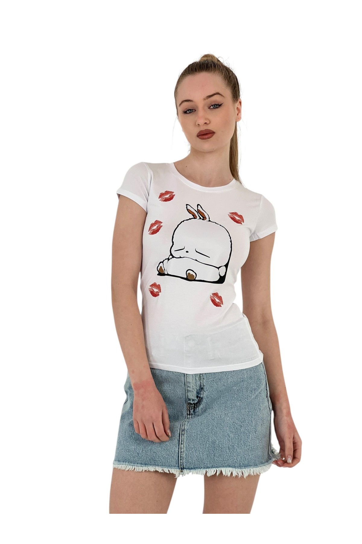 تي شيرت نسائي ضيق بأكمام قصيرة مطبوع عليه أرنب باللون الأسود